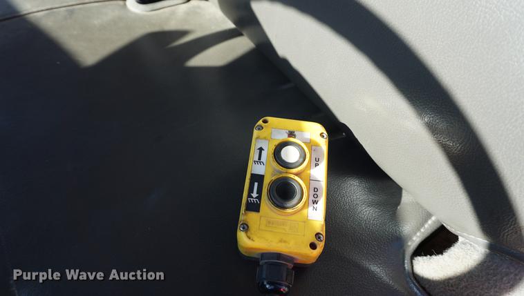 image for item DA1321 2009 Ford F350 Super Duty flatbed pickup truck