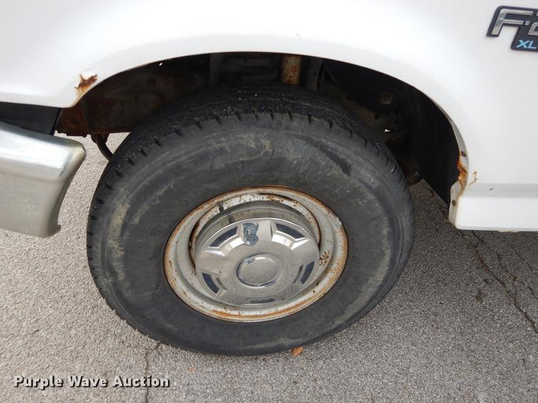 image for item DA1366 1995 Ford F250 XL utility bed pickup truck