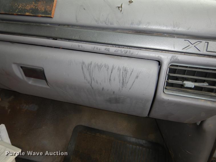 image for item DA1366 1995 Ford F250 XL utility bed pickup truck