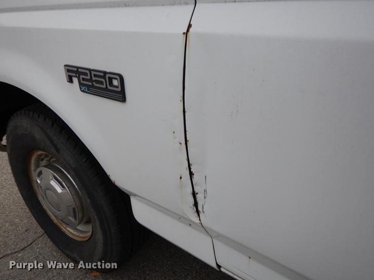 image for item DA1366 1995 Ford F250 XL utility bed pickup truck