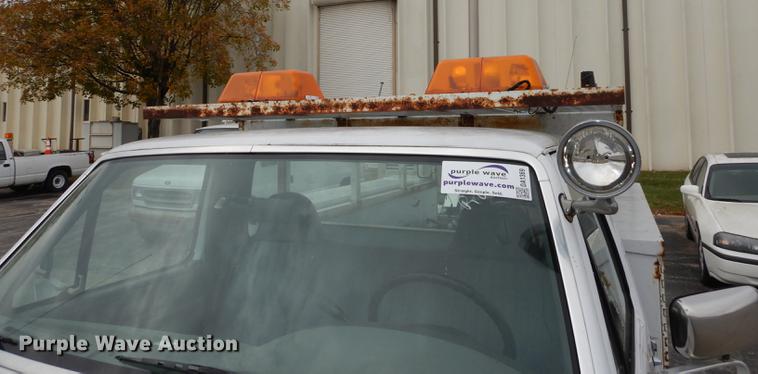 image for item DA1369 1995 Ford F250 XL utility bed pickup truck