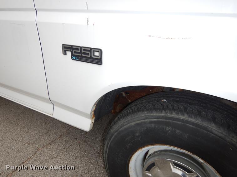image for item DA1369 1995 Ford F250 XL utility bed pickup truck