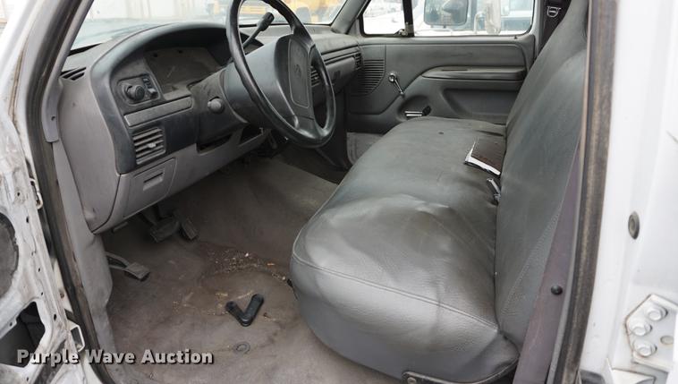 image for item DA1382 1995 Ford F350 Super Duty Crew Cab pickup truck