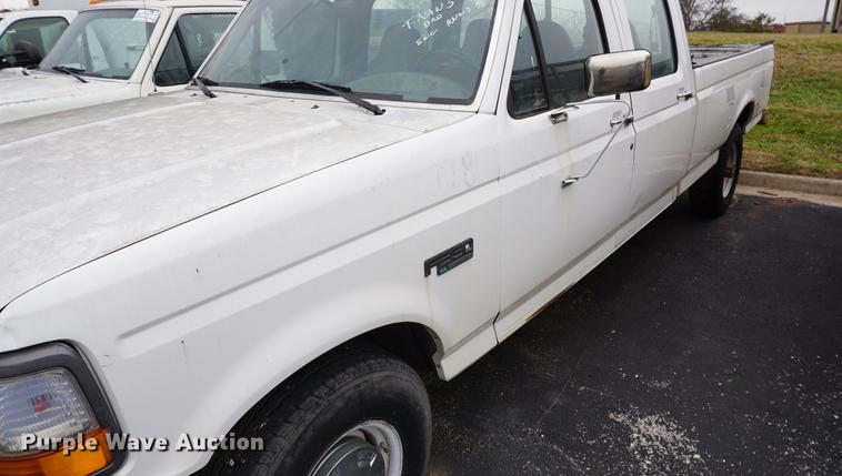 image for item DA1382 1995 Ford F350 Super Duty Crew Cab pickup truck