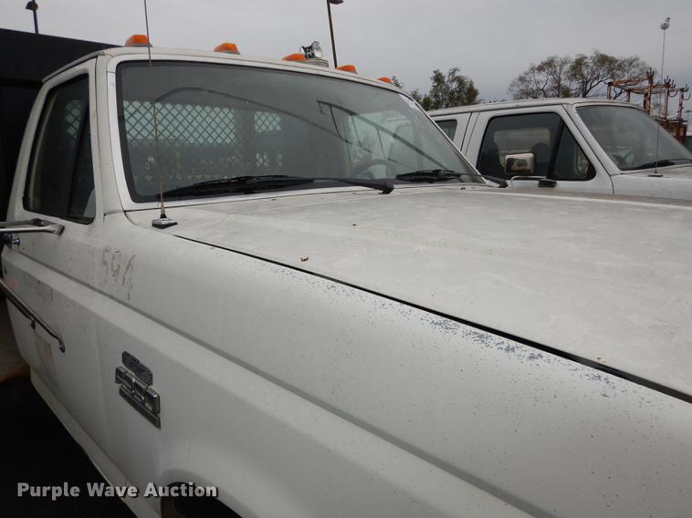 image for item DA1384 1989 Ford F350 Super Duty flatbed pickup truck