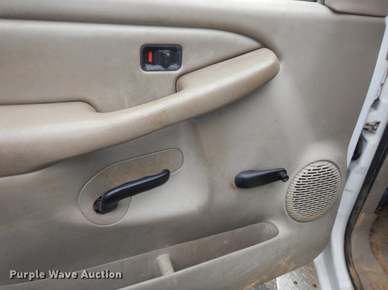 image for item DA1385 2003 Chevrolet Silverado 3500 utility bed pickup truck