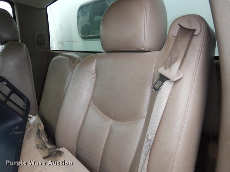 image for item DA1385 2003 Chevrolet Silverado 3500 utility bed pickup truck