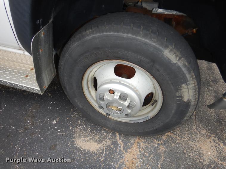 image for item DA1385 2003 Chevrolet Silverado 3500 utility bed pickup truck