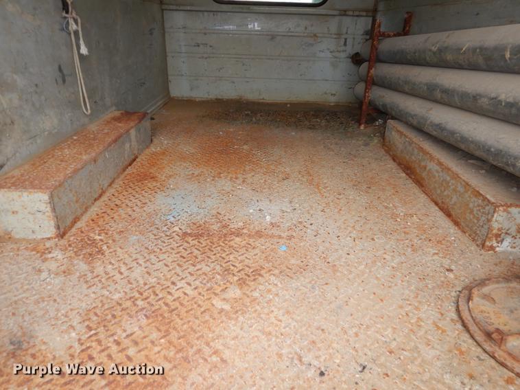 image for item DA1385 2003 Chevrolet Silverado 3500 utility bed pickup truck