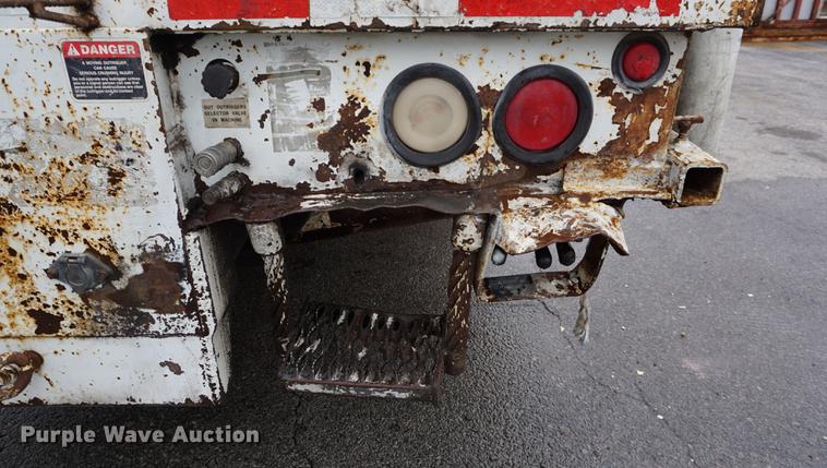 image for item DA1387 1994 International 4900 bucket truck