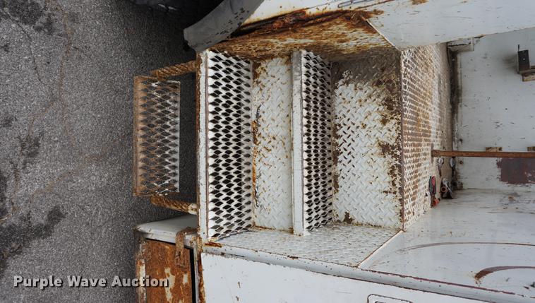 image for item DA1387 1994 International 4900 bucket truck