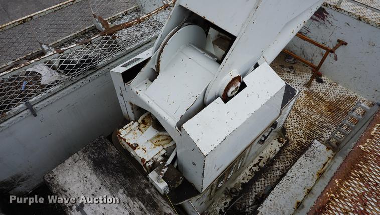 image for item DA1387 1994 International 4900 bucket truck