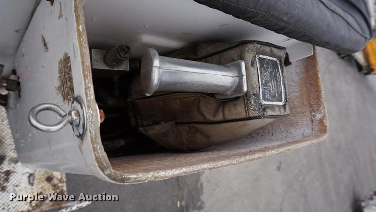 image for item DA1387 1994 International 4900 bucket truck