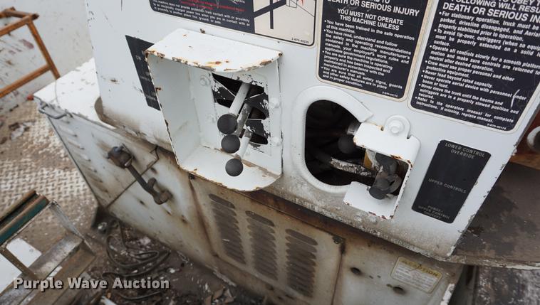 image for item DA1387 1994 International 4900 bucket truck