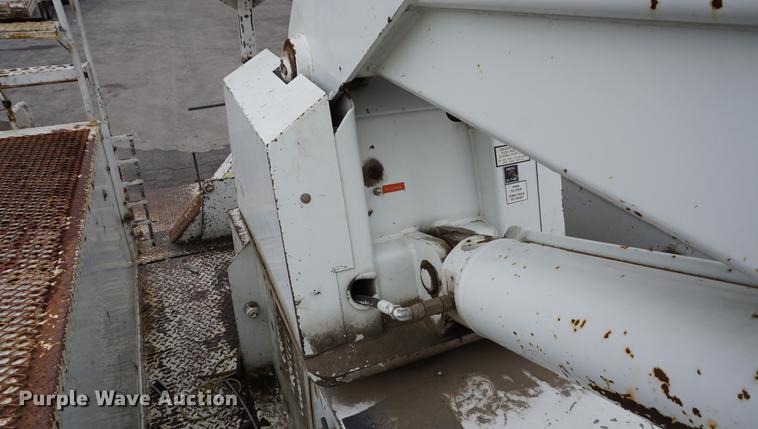 image for item DA1387 1994 International 4900 bucket truck