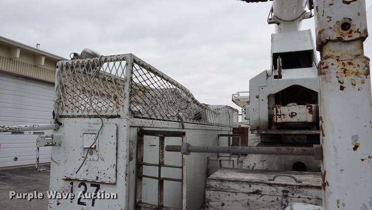 image for item DA1387 1994 International 4900 bucket truck