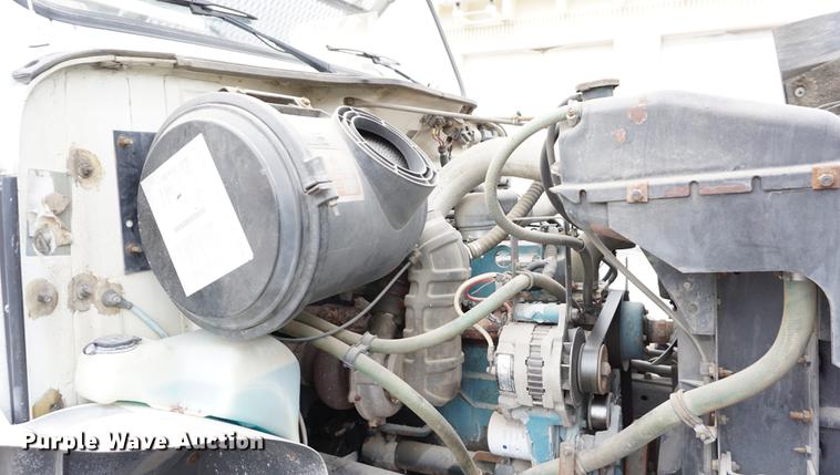 image for item DA1387 1994 International 4900 bucket truck