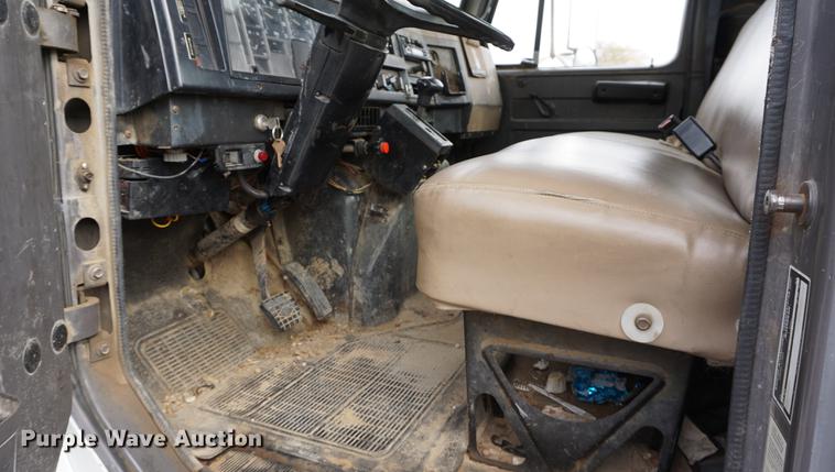 image for item DA1387 1994 International 4900 bucket truck