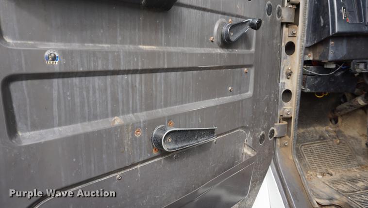 image for item DA1387 1994 International 4900 bucket truck