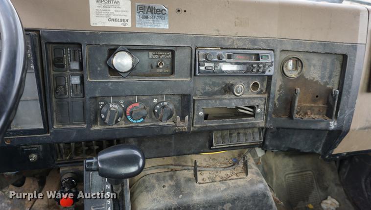 image for item DA1387 1994 International 4900 bucket truck