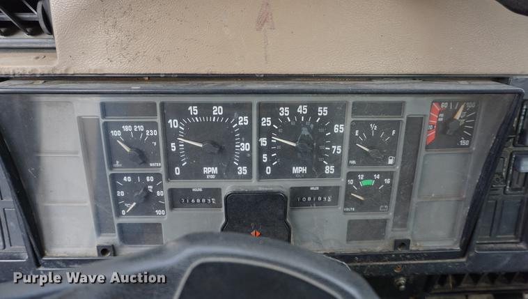 image for item DA1387 1994 International 4900 bucket truck