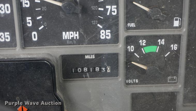 image for item DA1387 1994 International 4900 bucket truck