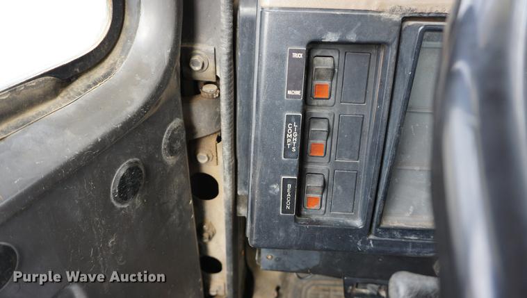 image for item DA1387 1994 International 4900 bucket truck