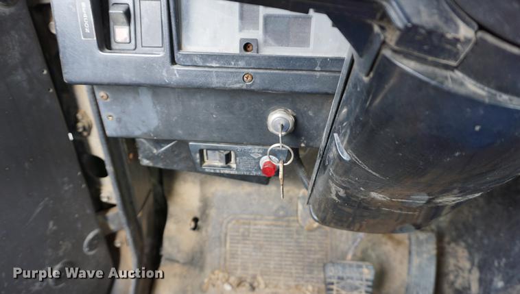 image for item DA1387 1994 International 4900 bucket truck