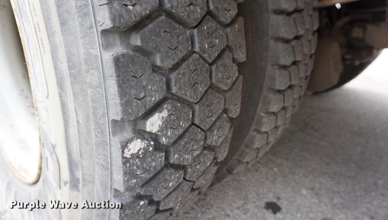 image for item DA1387 1994 International 4900 bucket truck