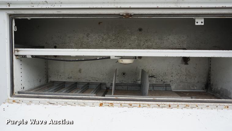 image for item DA1387 1994 International 4900 bucket truck