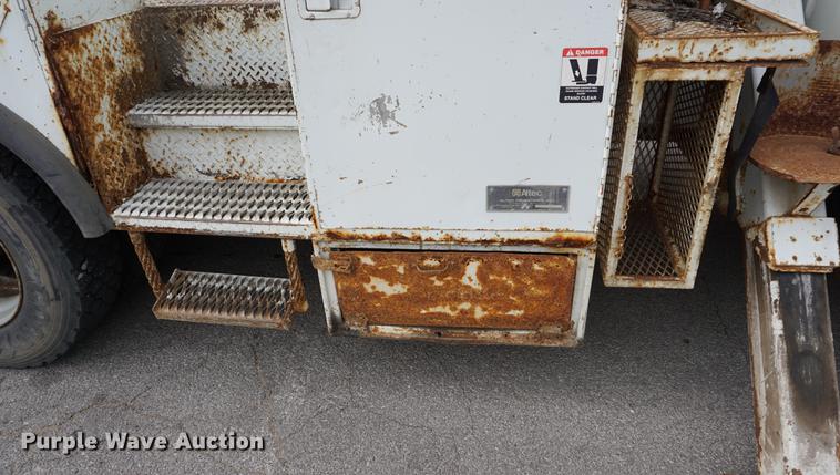 image for item DA1387 1994 International 4900 bucket truck