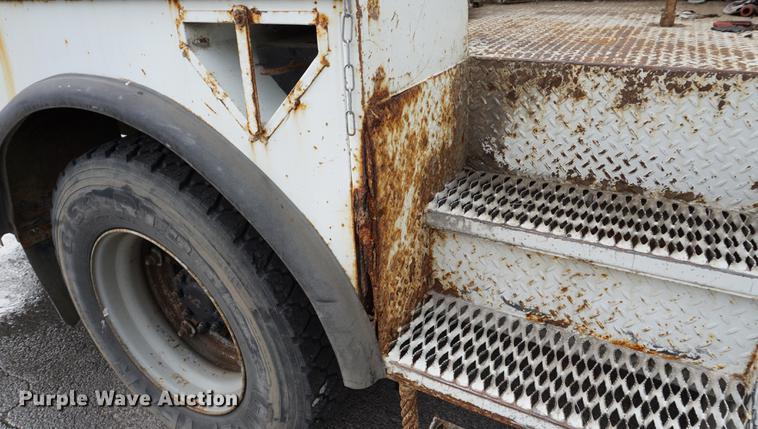 image for item DA1387 1994 International 4900 bucket truck