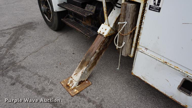image for item DA1387 1994 International 4900 bucket truck