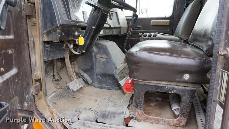 image for item DA1415 1990 International 4900 dump truck