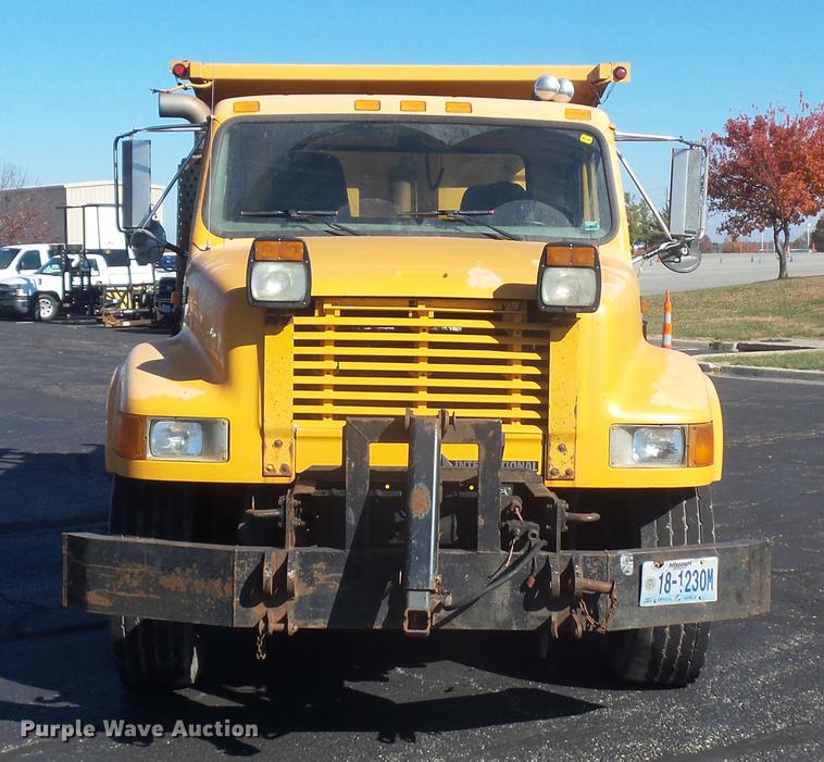 image for item DA6526 2002 International 4900 dump truck