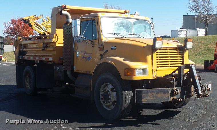 image for item DA6526 2002 International 4900 dump truck