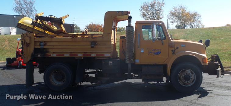 image for item DA6526 2002 International 4900 dump truck