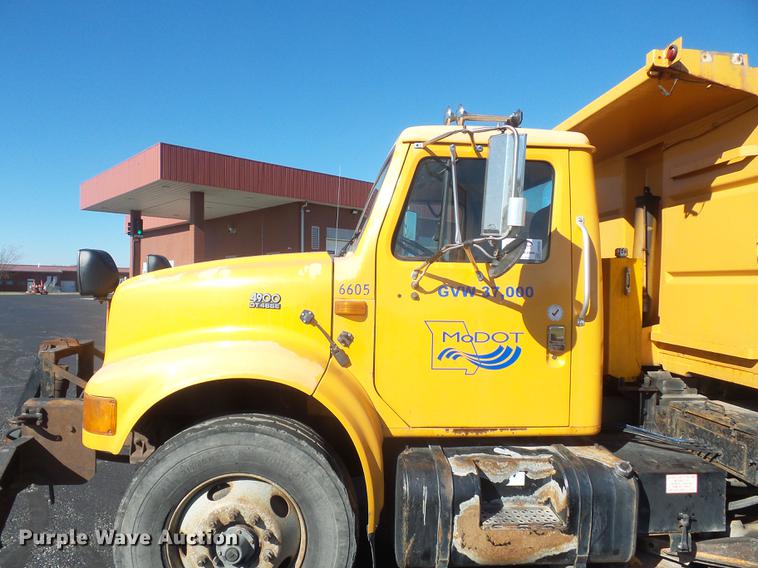 image for item DA6526 2002 International 4900 dump truck