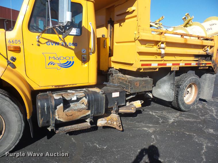 image for item DA6526 2002 International 4900 dump truck