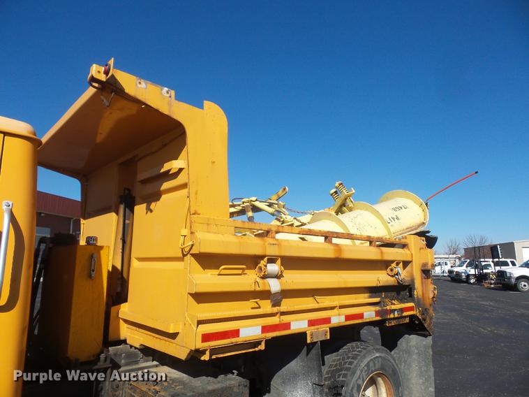 image for item DA6526 2002 International 4900 dump truck