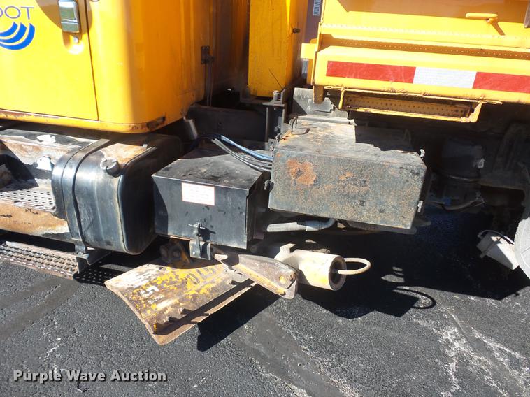 image for item DA6526 2002 International 4900 dump truck