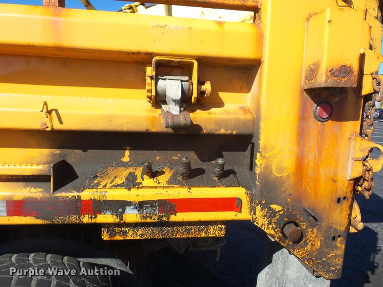 image for item DA6526 2002 International 4900 dump truck