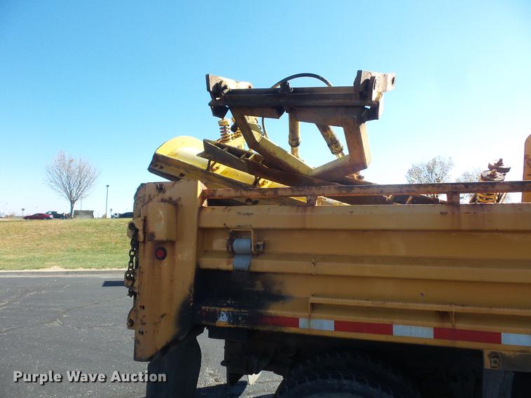 image for item DA6526 2002 International 4900 dump truck