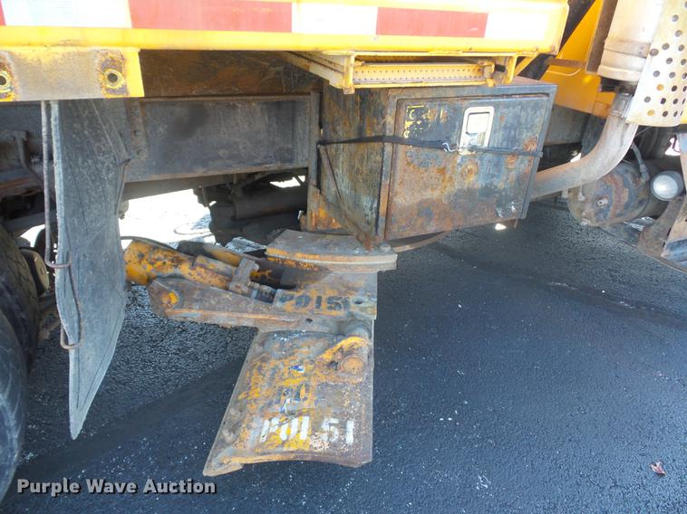 image for item DA6526 2002 International 4900 dump truck