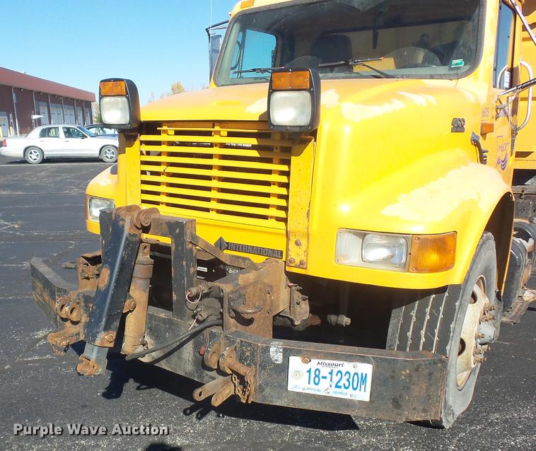 image for item DA6526 2002 International 4900 dump truck