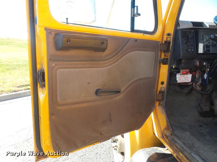 image for item DA6526 2002 International 4900 dump truck