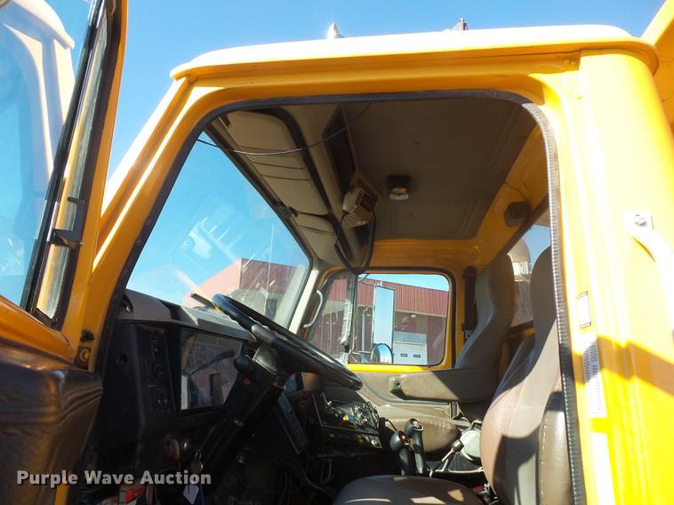 image for item DA6526 2002 International 4900 dump truck