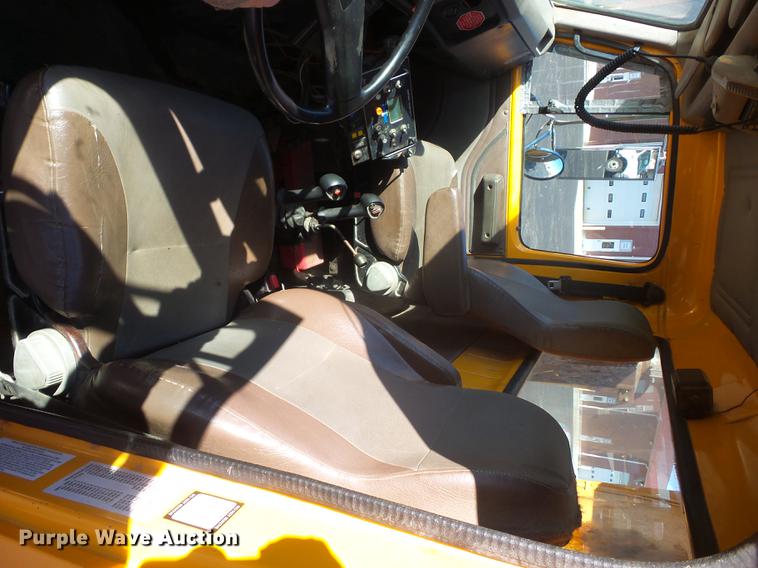 image for item DA6526 2002 International 4900 dump truck