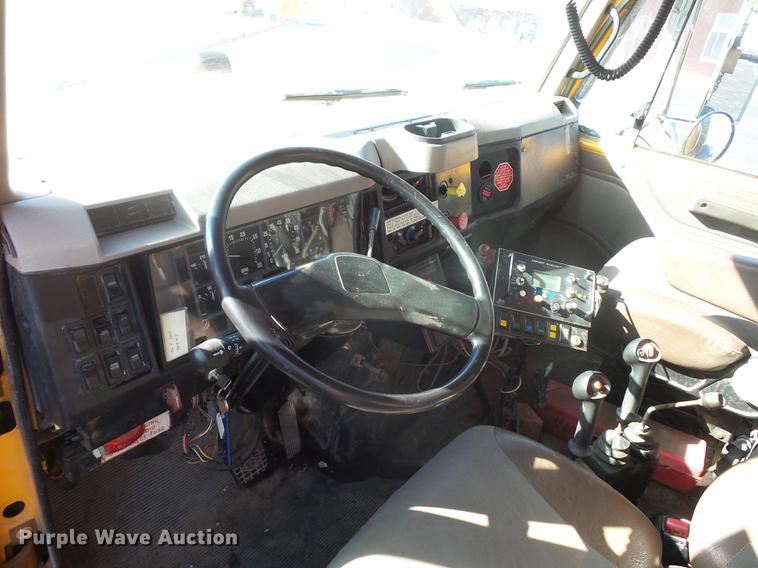 image for item DA6526 2002 International 4900 dump truck