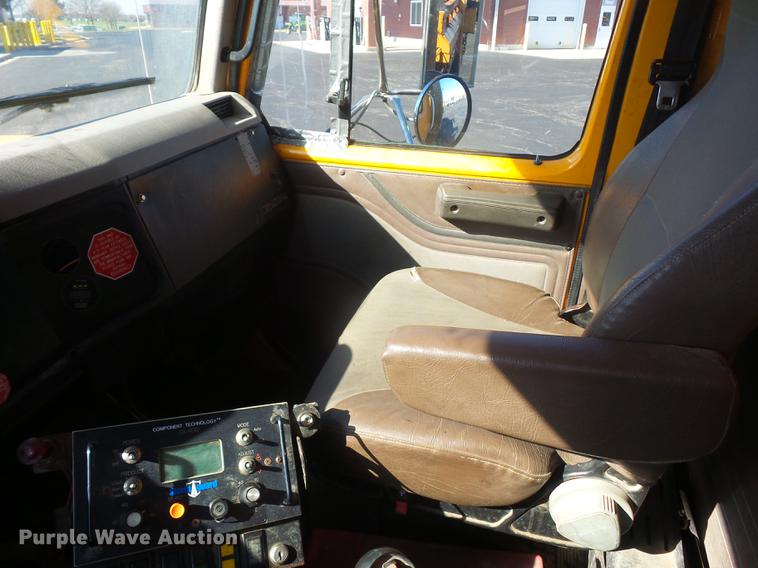 image for item DA6526 2002 International 4900 dump truck